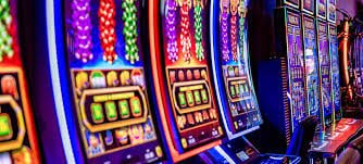 Màn hình điện thoại hiển thị ứng dụng bio368 với giao diện cá cược thể thao và casino